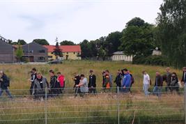 eine Gruppe Studierender und Auszubildender läuft auf dem Versuchsgelände der ZALF-Station in Paulinenaue zum Azubitag 2024