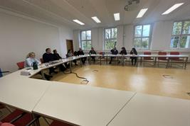 Auf einer Sitzung im Thüringer Landtag in Erfurt stellen Prof. Dr. Eulenstein und Frau Kolbe-Nelde das Konzept der Trüffelplantage vor