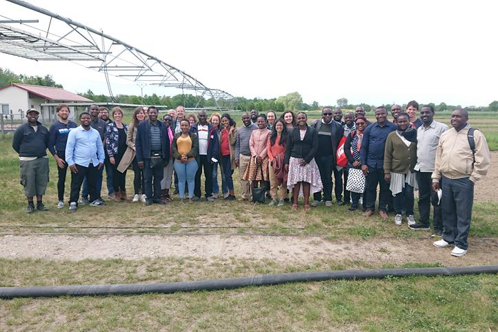 The German-African delegation of the InNuSense project visiting ZALF, here together on an experimental plot.