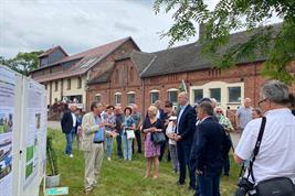 Dr. Klaus Gutser (ZALF) und Dr. Johann Bachinger (ZALF) erläutern Ministerpräsident Dietmar Woidke und weiteren Gästen die Inhalte des Forschungsprojektes