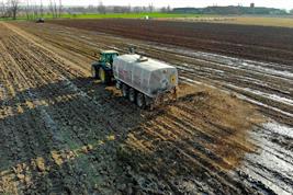 Ausbringung von Gülle auf einem kahlen Feld