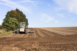 Traktor auf einem Acker