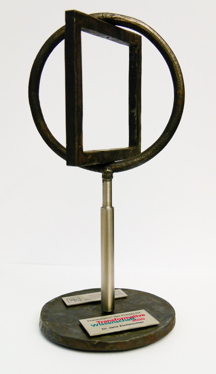 Neben dem Preisgeld von 25.000 Euro erhält die Gewinnerin eine Skulptur, die aus den Stahl-Schienen der im Jahr 1898 erbauten Wuppertaler Schwebebahn geschmiedet wurde. | Quelle: © S. Michaelis | Wuppertal Institut.