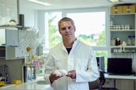 apl. Prof. Jörg Schaller mit einer Petrischale mit Silizium