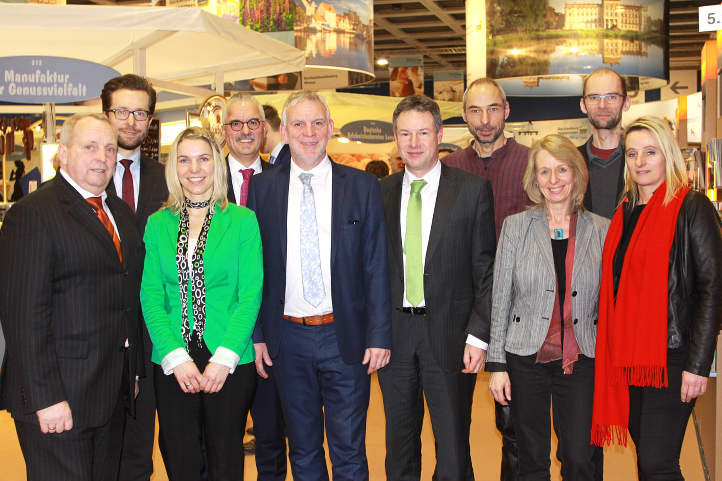 Bildunterschrift: Im Rahmen der Grünen Woche überreichte Jochen Flasbarth, Staatsekretär des Bundesumweltministeriums, am 15.01.2016 den Preis, vlnr: Dr. Backhaus (Landwirtschafts- und Umweltminister Mecklenburg-Vorpommern), Herr Hennerkes, Frau Erdmann & Herr Weber (EDEKA), Herr Flasbarth (Staatssekretär Bundesumweltministerium), Herr Heinrich (WWF-Vorstand), Herr Gottwald & Frau Dr. Stein-Bachinger (ZALF e.V.), Herr Wolter (WWF), Frau Dr. Micklich (Biopark e.V.) | Quelle: © WWF Deutschland.